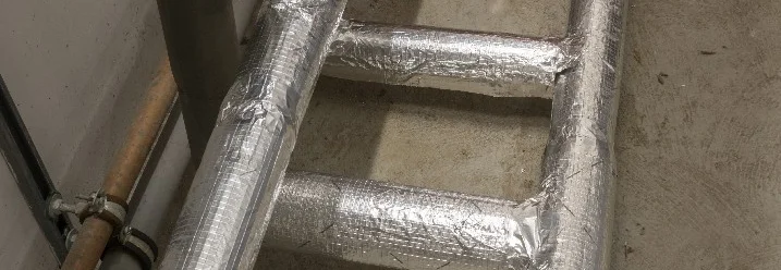 Isolierte Rohre auf Betonboden.